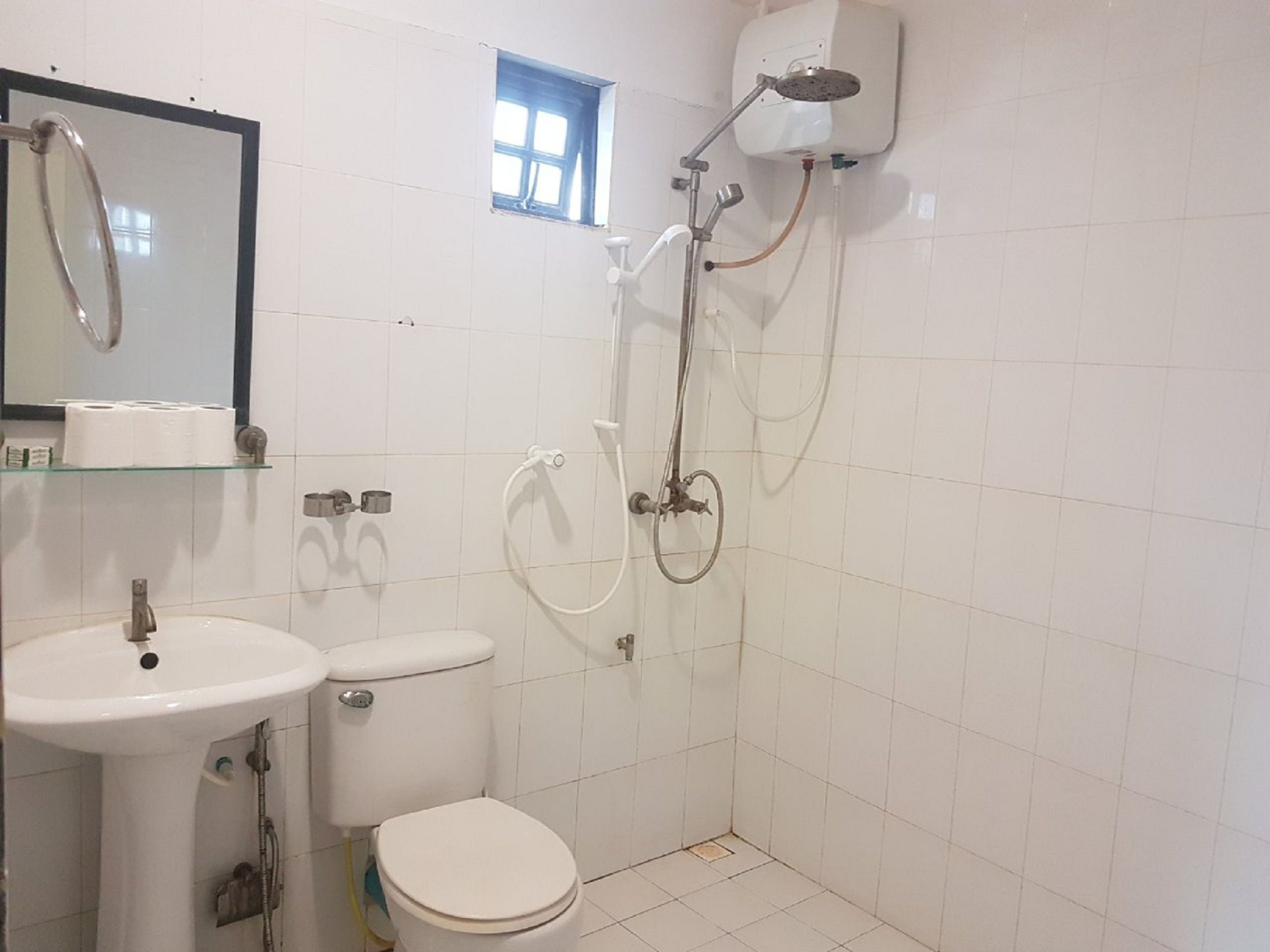 Camera Standard con letto matrimoniale o 2 letti singoli | Bagno | Doccia, set di cortesia gratuito, asciugacapelli, asciugamani