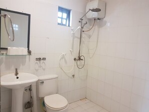 Standardværelse med dobbeltseng eller 2 enkeltsenge | Badeværelse | Bruser, gratis toiletartikler, hårtørrer, håndklæder