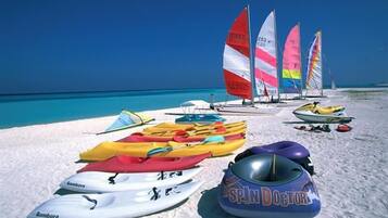 En la playa, playa de arena blanca, buceo y bote de remos o canoa