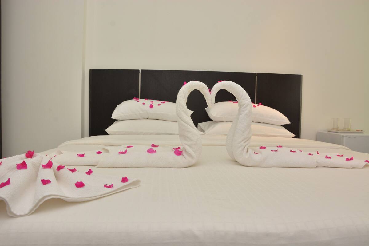 Habitación Deluxe | 1 habitación, minibar, caja de seguridad en la habitación y escritorio