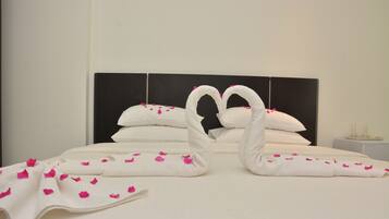 Habitación Deluxe | 1 habitación, minibar, caja de seguridad en la habitación y escritorio