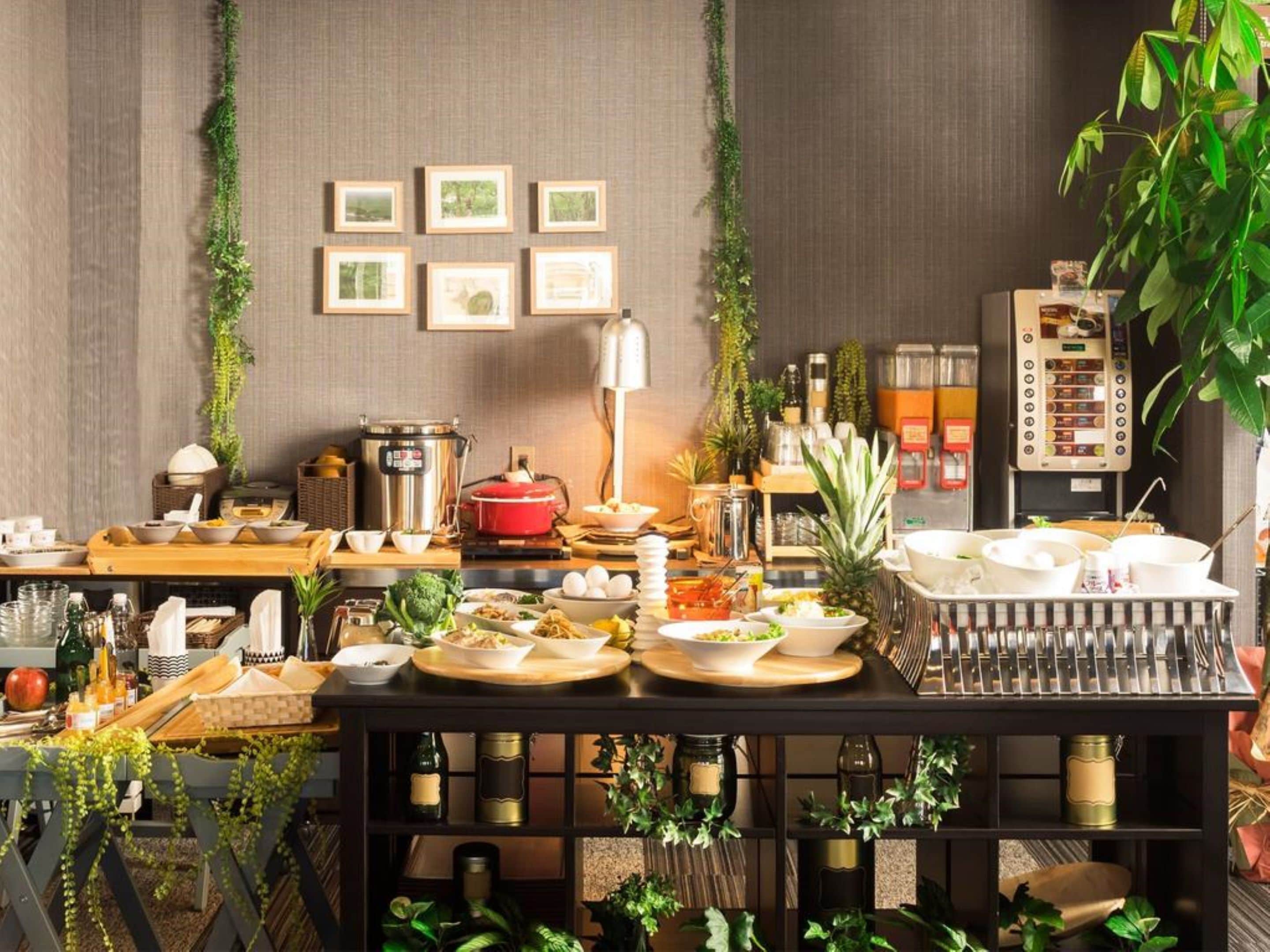 Daily buffet breakfast (JPY 1000 per person)