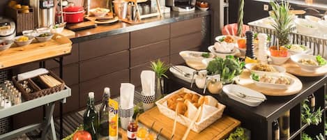 Daily buffet breakfast (JPY 1000 per person)