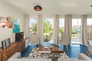 Apartamento (J, 2 bedrooms) | Zona de estar | Televisión de 80 cm con canales por satélite