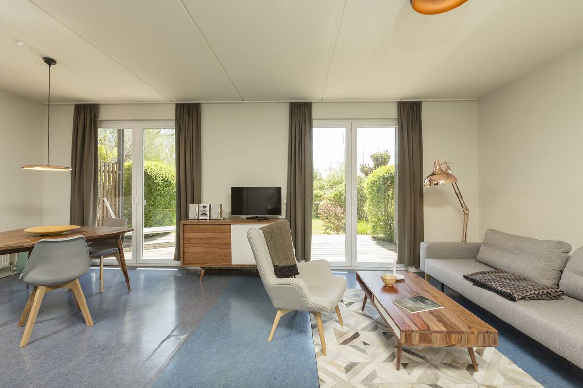 Apartment H, 1 bedroom | Living area | 80-cm TV with satellite channels