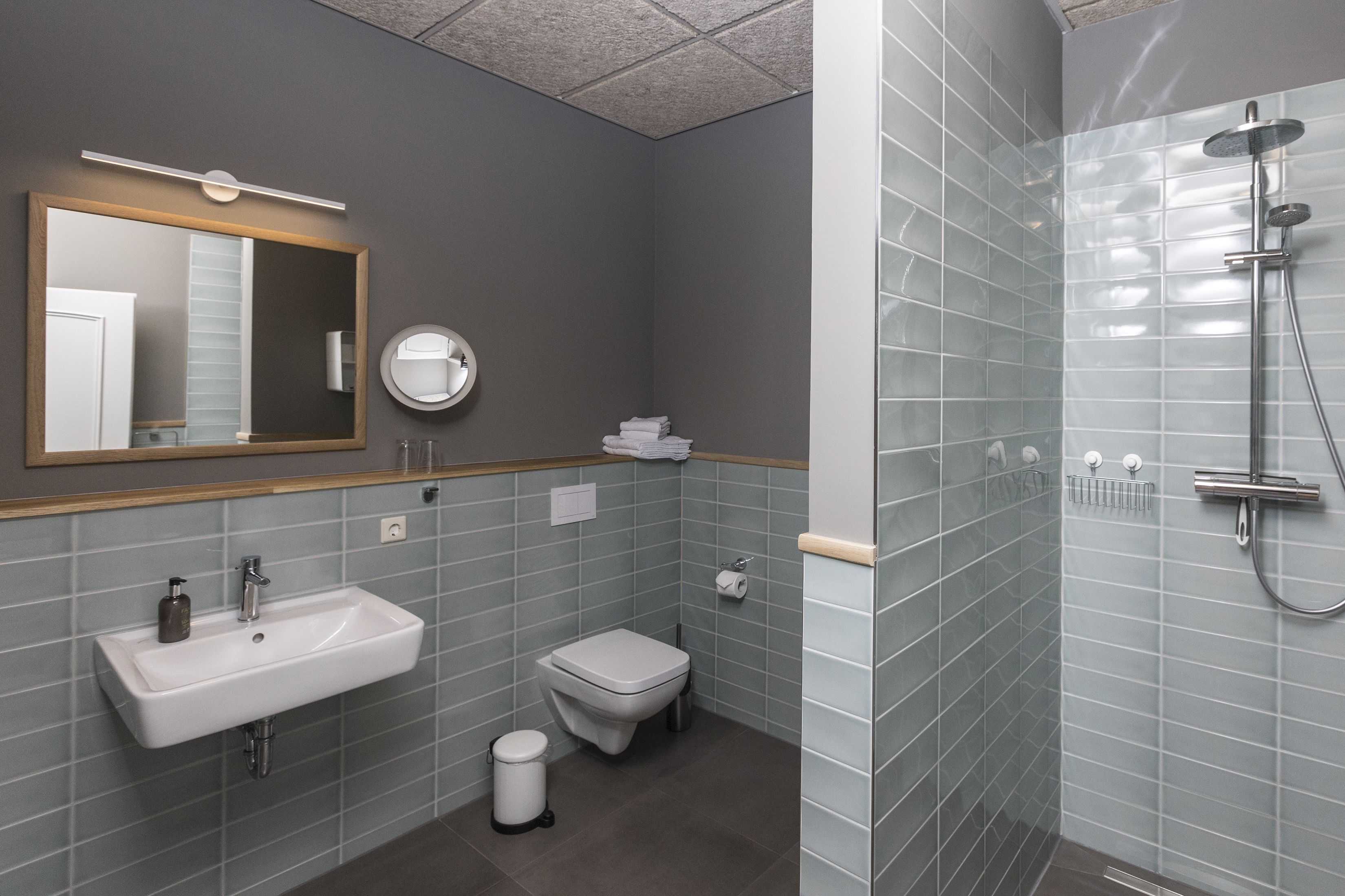 Un bany modern amb un lavabo, vàter i dutxa.