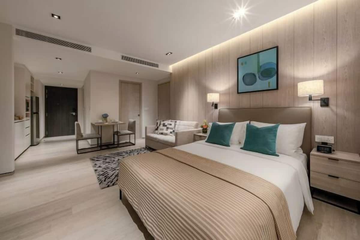 Caja fuerte, cortinas opacas, wifi gratis y ropa de cama