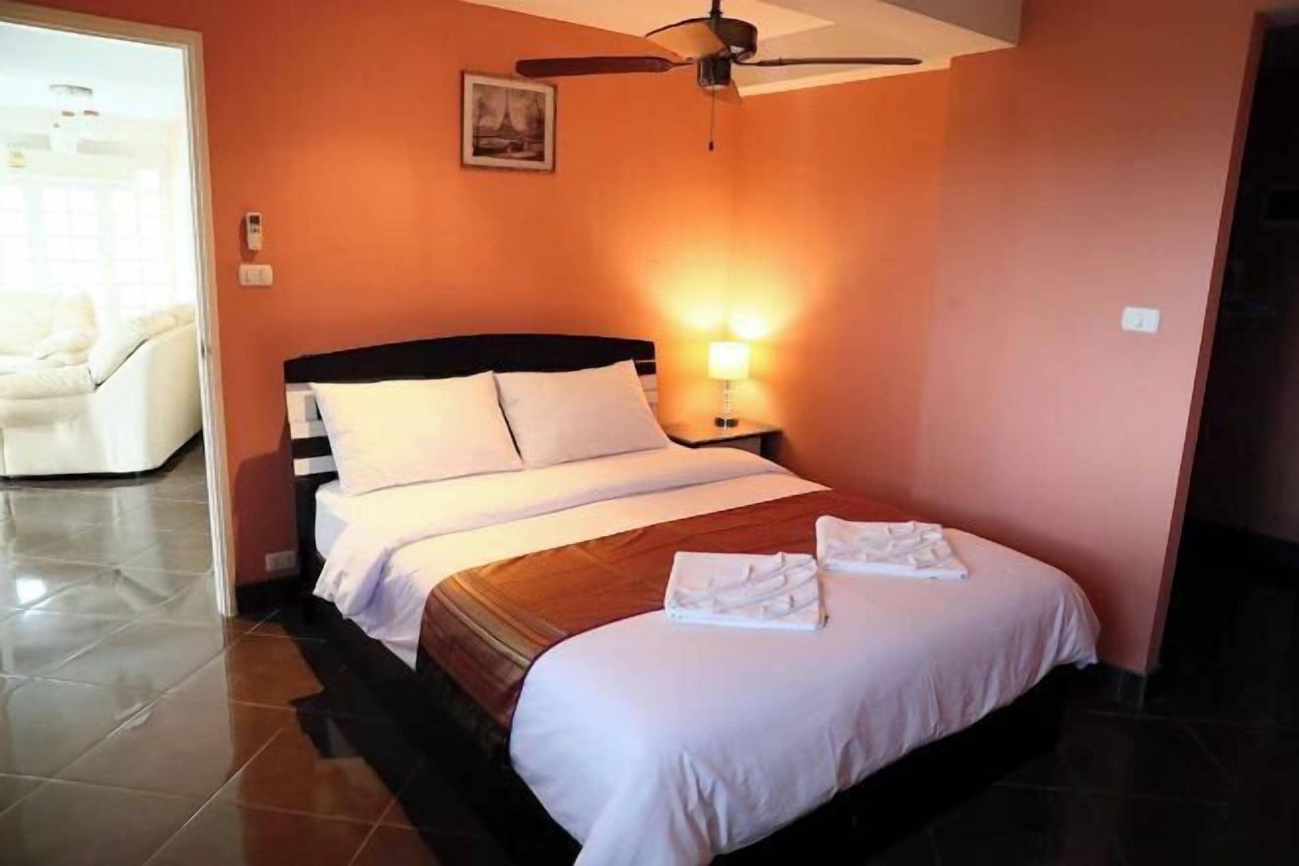 Caja de seguridad en la habitación y escritorio 