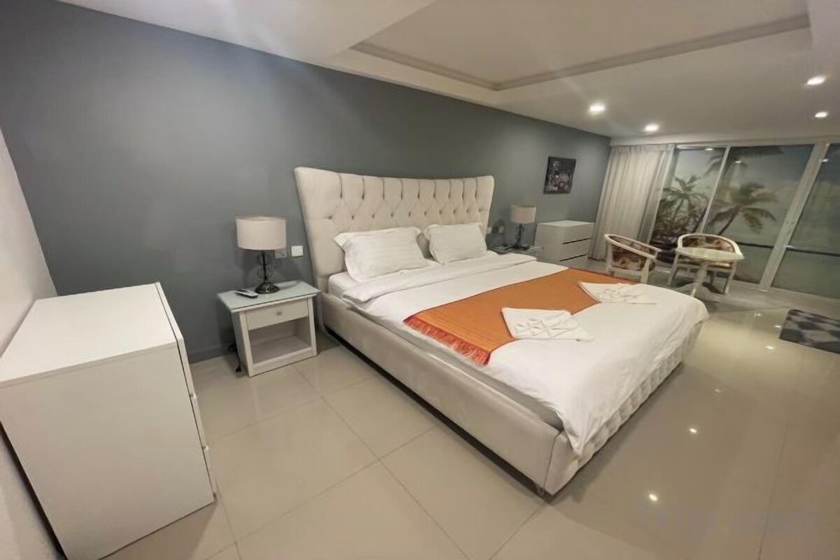 In-room safe, desk, laptop workspace, cribs (free)