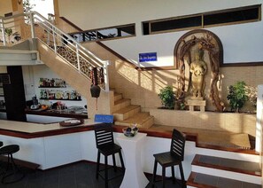Cocktail bar, con vista sulla piscina, aperto tutti i giorni
