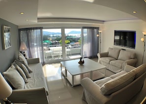 Apartemen, 3 kamar tidur | Ruang keluarga | Televisi LCD 21-inci dengan saluran TV kabel dan TV