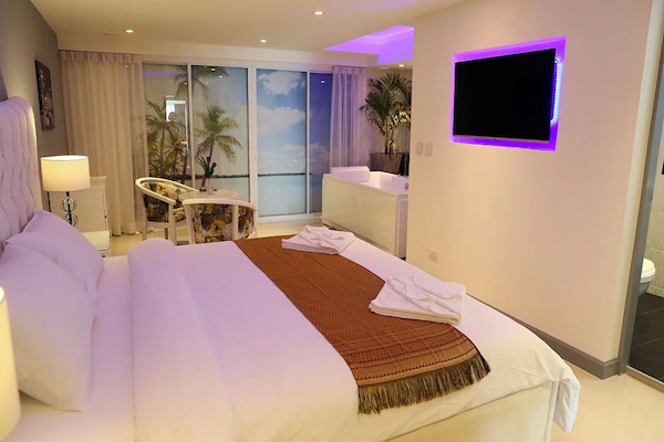 Apartemen, 3 kamar tidur | Brankas, meja kerja, dan ruang kerja ramah laptop