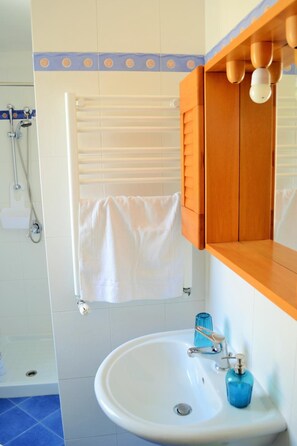 Deluxe Double Room, 1 Queen Bed | Bathroom | Hair dryer, bidet, towels - Bella Bari rooms (Bari)