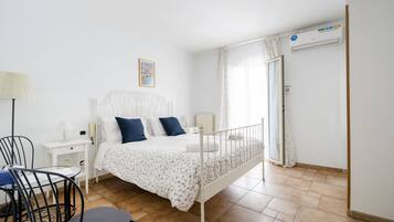 Kahden hengen deluxe-huone, 1 keskisuuri parisänky | Työpöytä, silitysrauta/-lauta, ilmainen Wi-Fi