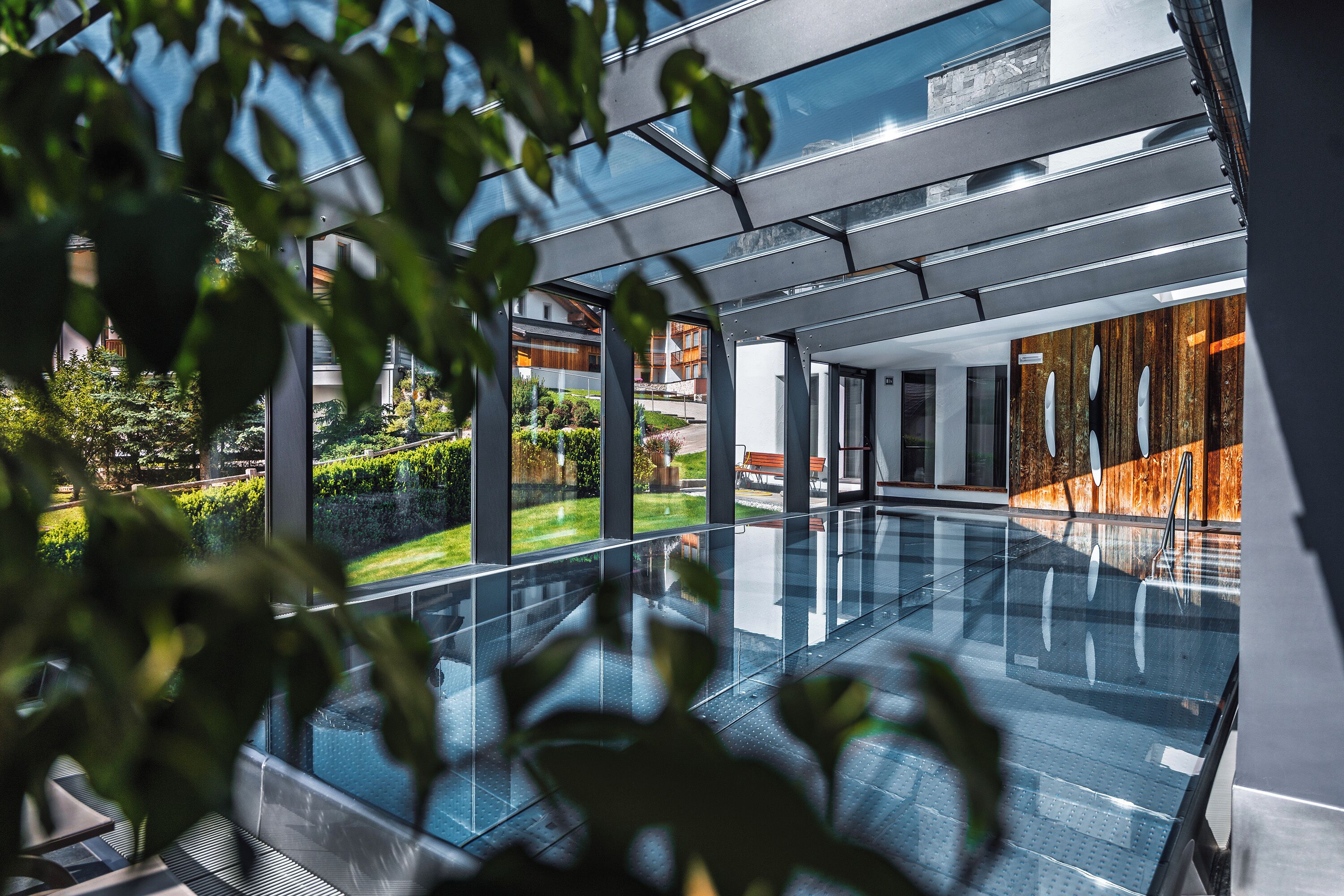 Piscine couverte, parasols de plage, chaises longues