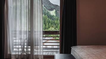 Premium-Dreibettzimmer, Mehrere Betten, Bergblick, Hanglage