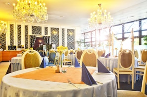 Breakfast, lunch and dinner served - Hotel Olympik (Prague)
