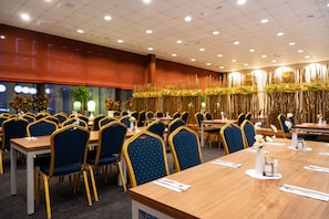 Se sirven desayunos, almuerzos y cenas; cocina local