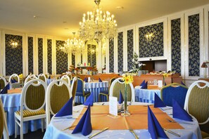 Breakfast, lunch and dinner served  - Hotel Olympik (Prague)
