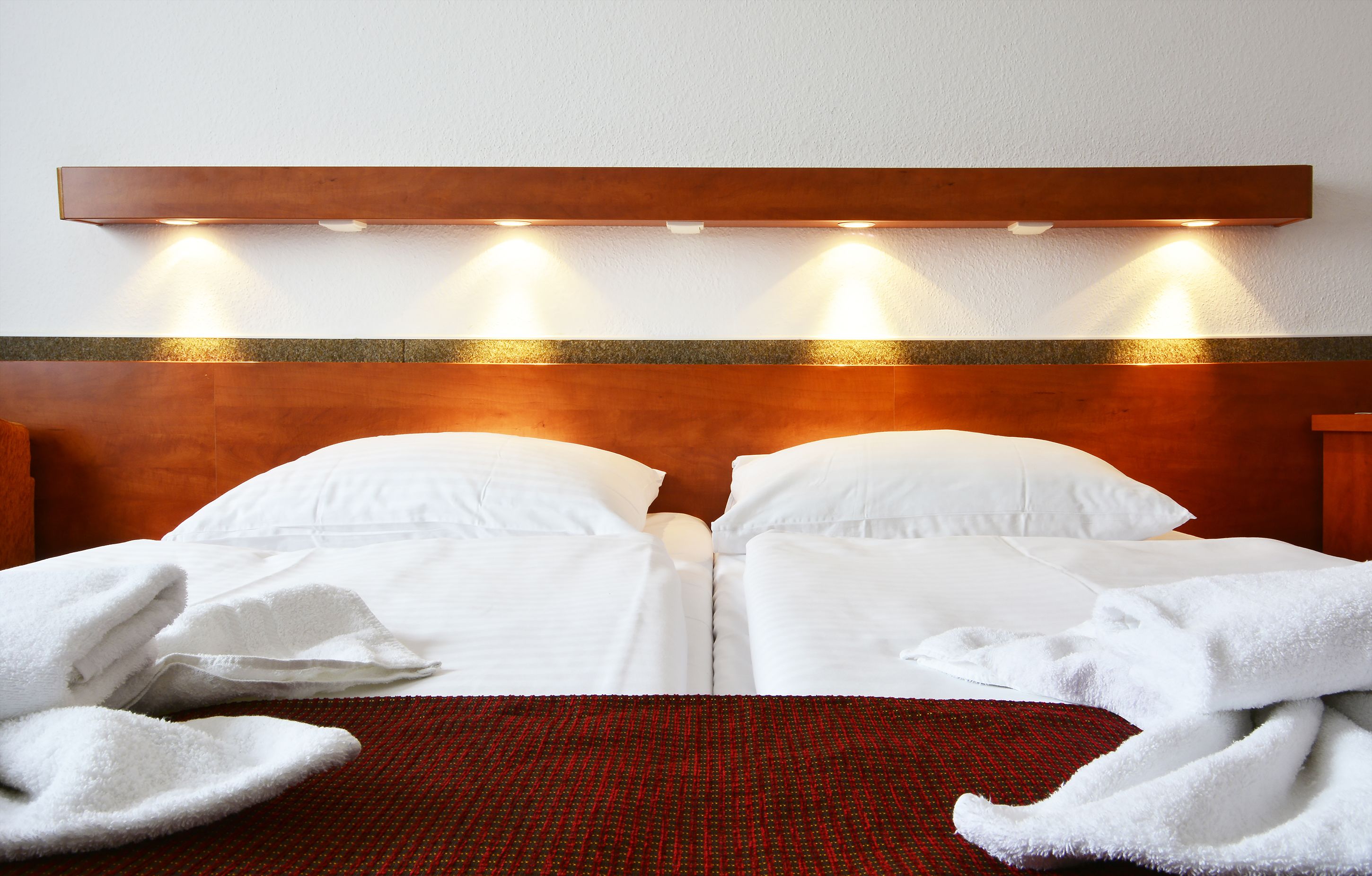 Caja fuerte, escritorio, cortinas opacas y wifi gratis