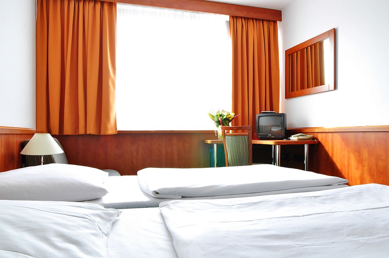 Quarto solteiro standard | Cofres nos quartos, escrivaninha, cortinas blackout, Wi-Fi de cortesia