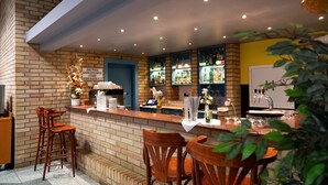 Un coin bar avec des tabourets en bois, un mur en briques et des étagères remplies de bouteilles.