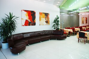 Lobby sitting area - Hotel Artemis (Prague)