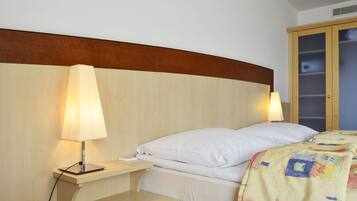 Minibar, caja fuerte, escritorio y cortinas opacas