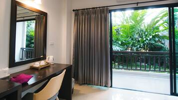 Blackout drapes, free WiFi, bed sheets