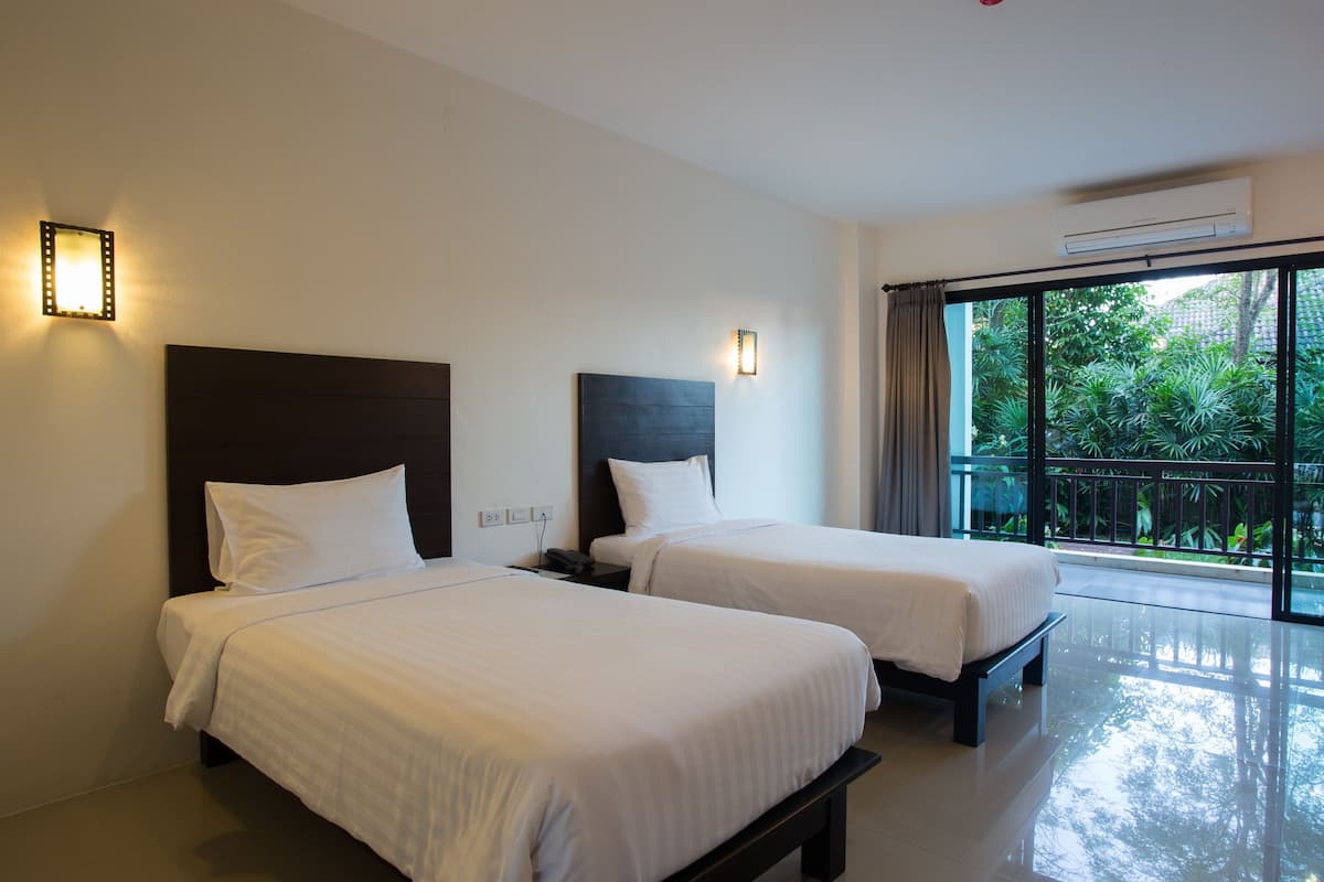 Standard Twin Room | Langsir/tirai gelap terus, Wi-fi percuma, cadar katil