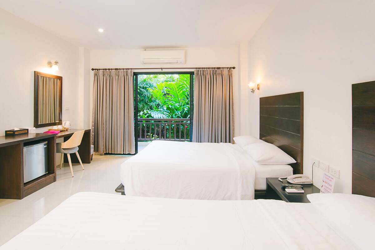 family room | 1 bedroom, blackout curtains, free wifi, bed sheets