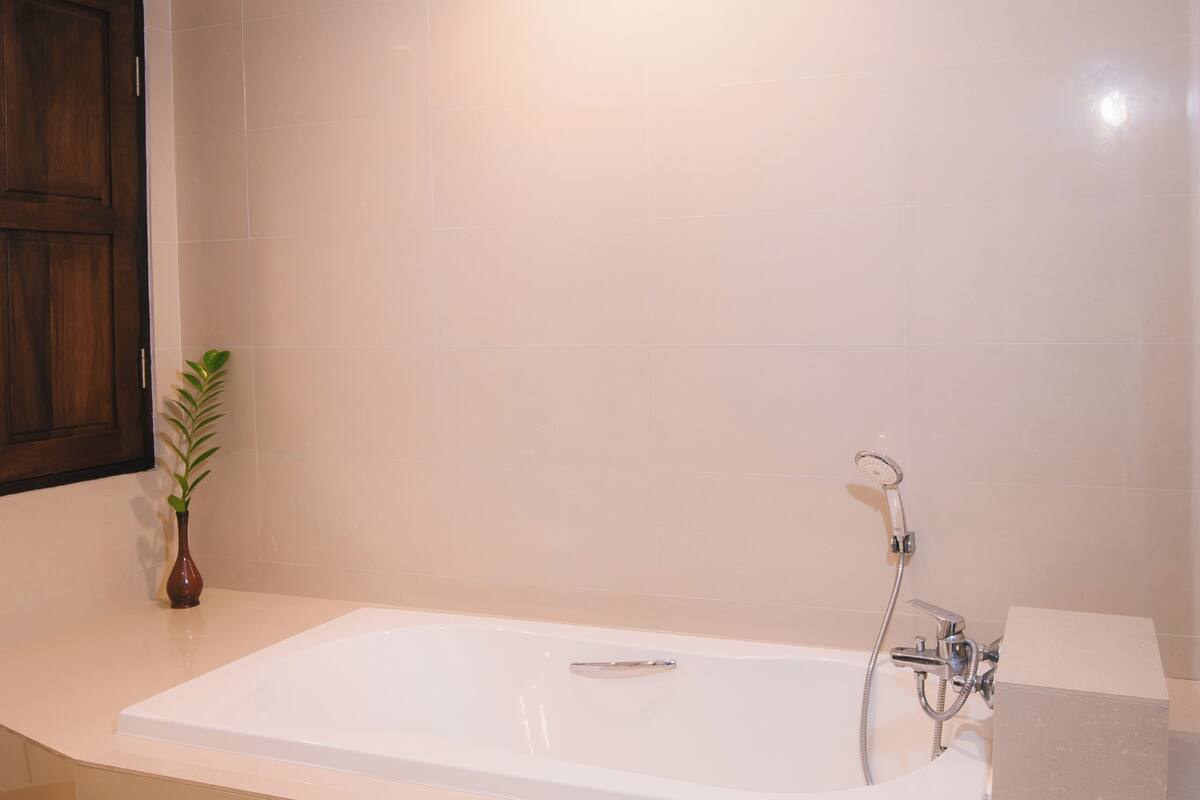 junior suite | bathroom | shower, free toiletries, hair dryer, slippers