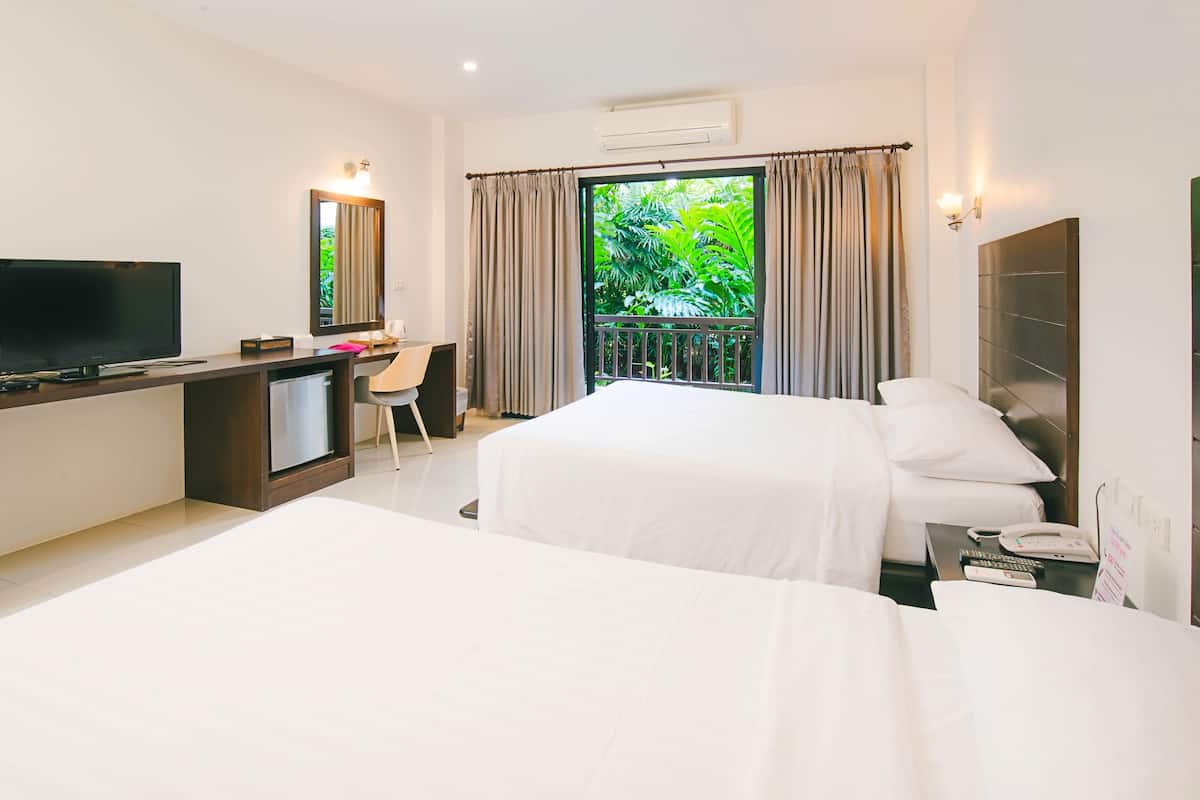 family room | 1 bedroom, blackout curtains, free wifi, bed sheets