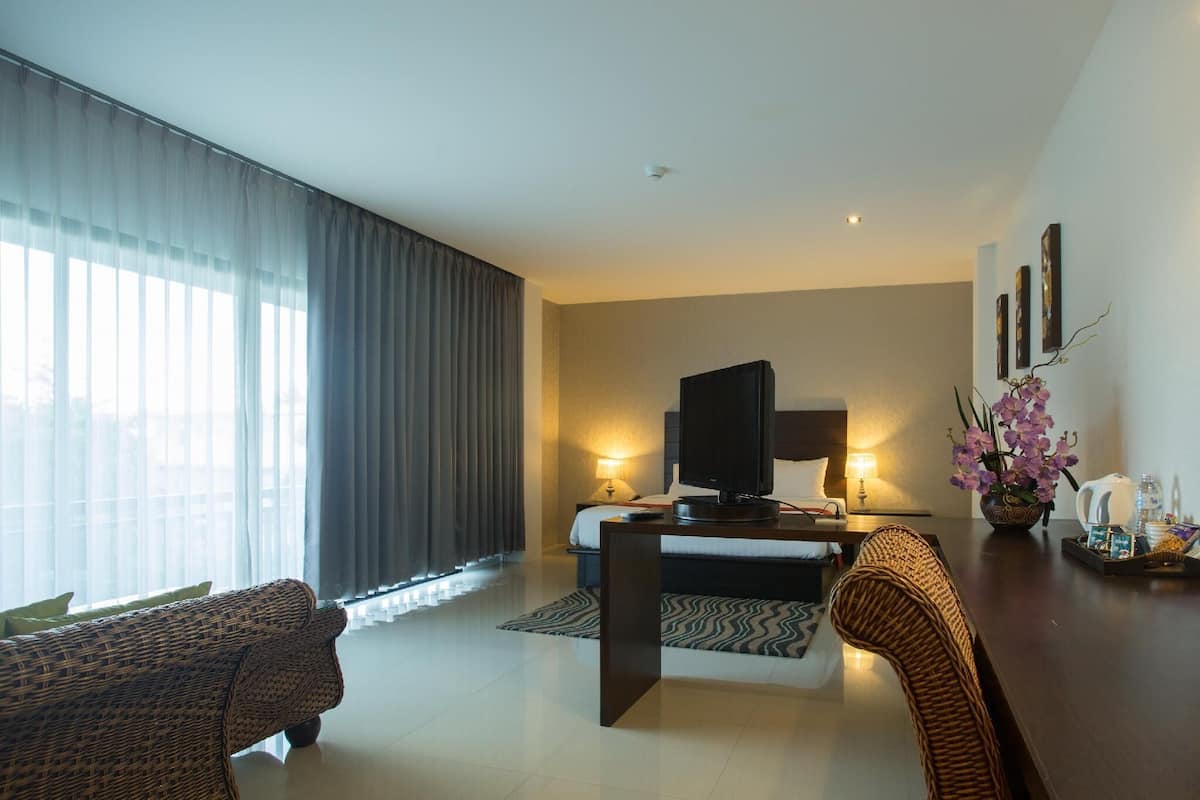 junior suite | 1 bedroom, blackout curtains, free wifi, bed sheets