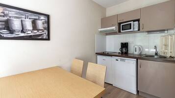 Appartement 2 pièces 4 personnes | Privat køkken | Køleskab, mikrobølgeovn, kogeplade, opvaskemaskine