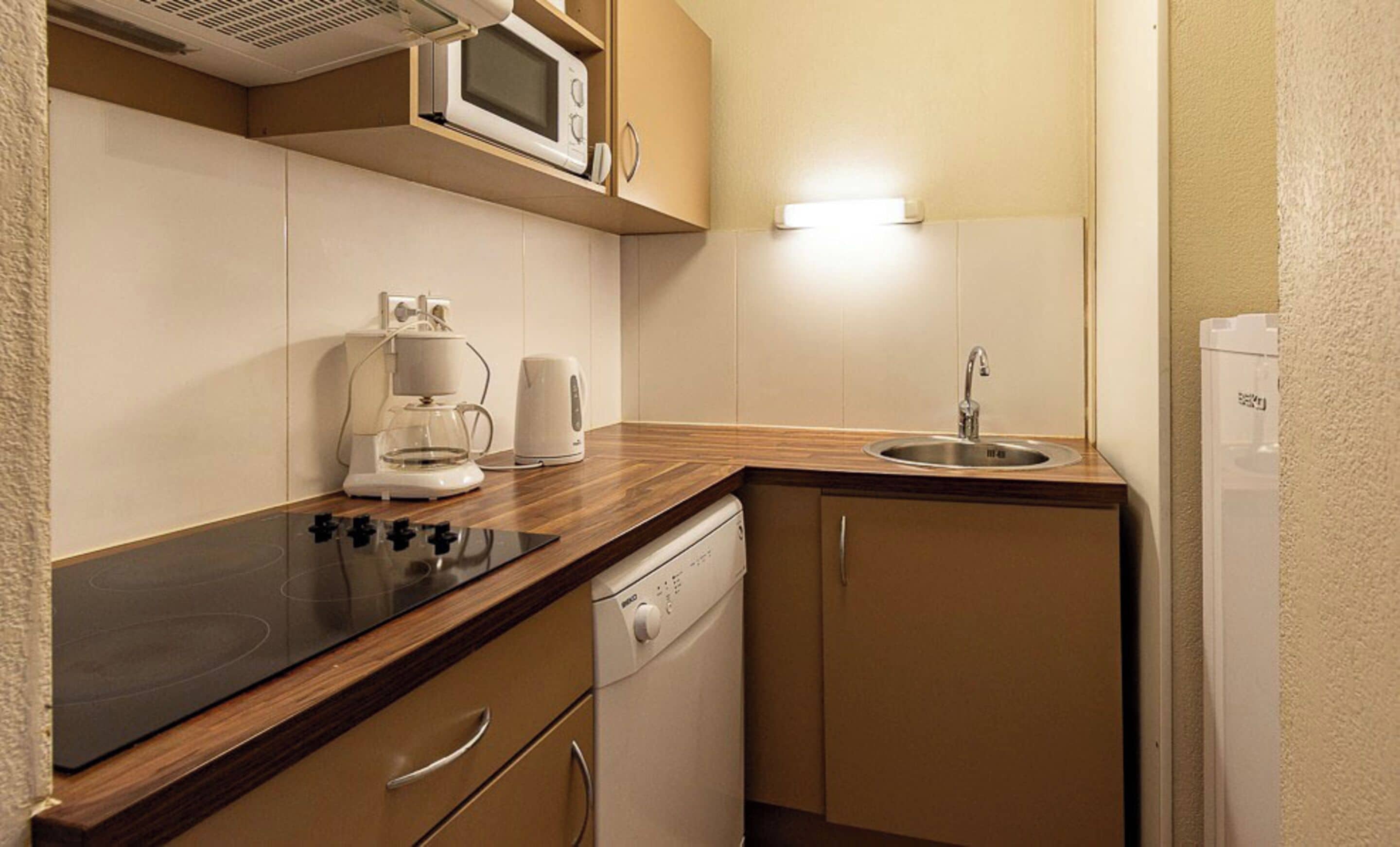 Appartement 2 pièces avec coin nuit 6 personnes | Cocina privada | Frigorífico, microondas, placa de cocina y lavavajillas