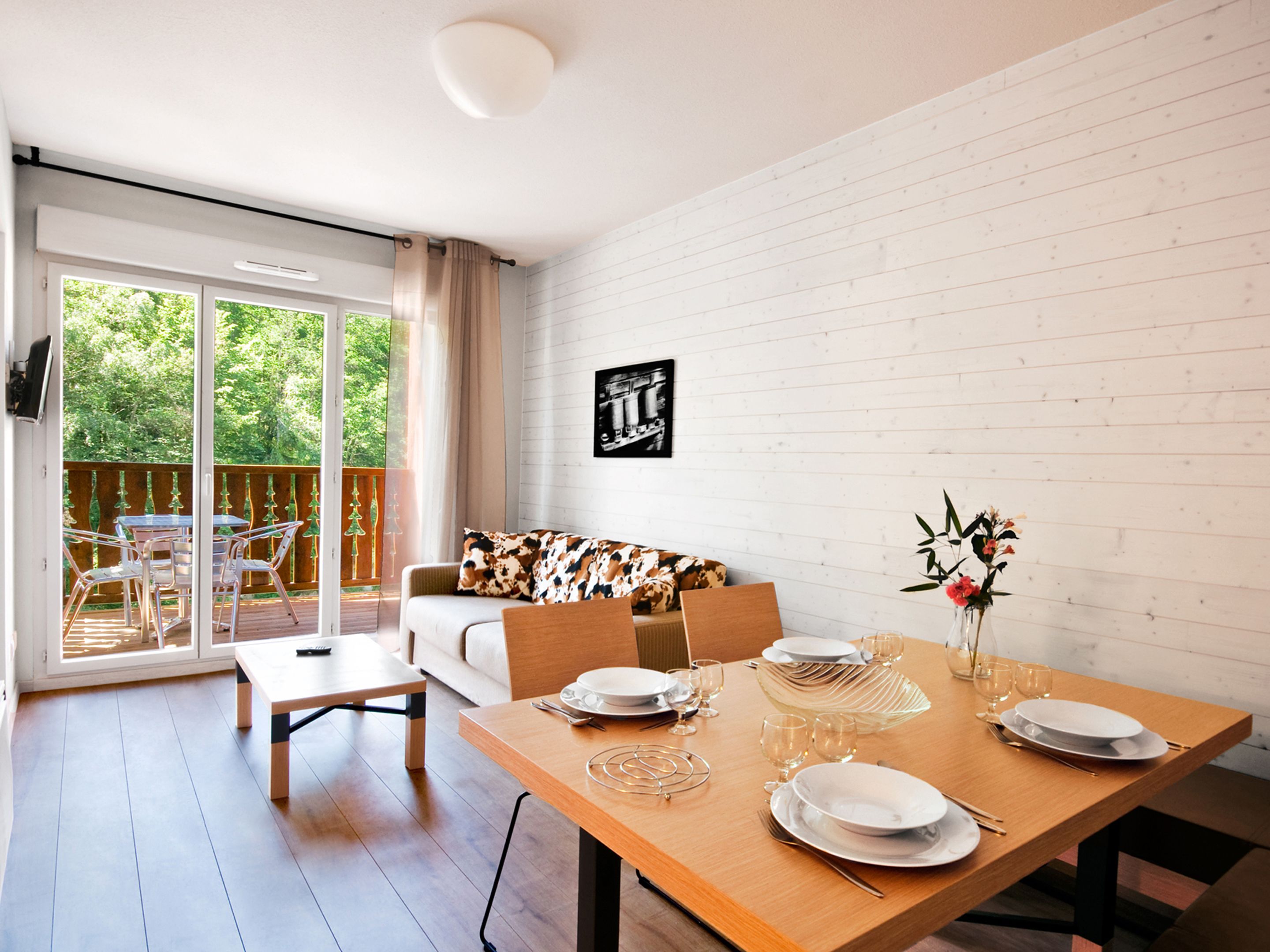 30-centimeters fladskærms-tv med kabelkanaler, tv