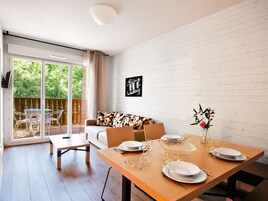 30-厘米纯平电视 （配备有线频道）、电视