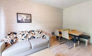 Appartement 2 pièces avec coin nuit 6 personnes | Living area | 30-cm flat-screen TV with cable channels, TV - Résidence Vacancéole Les Chalets d'Ax (Ax-les-Thermes)