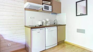 Estudio (For 2) | Cocina privada | Frigorífico, microondas, placa de cocina y lavavajillas