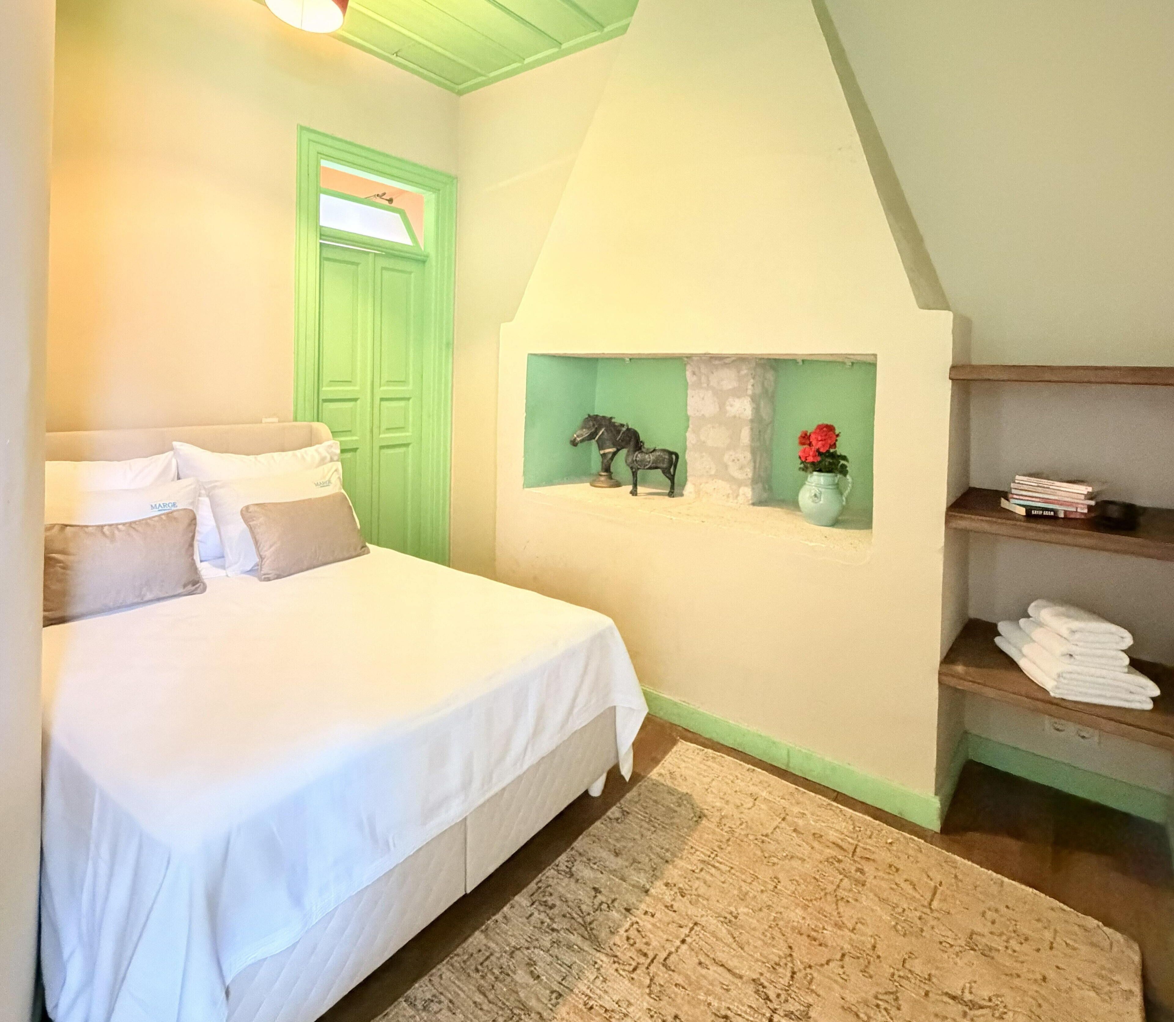 Habitación económica | Ropa de cama de alta calidad, edredones de plumas, minibar y caja fuerte