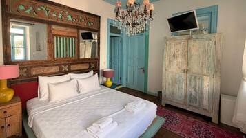 Vintage Suite | Premium bedding, down comforters, minibar, in-room safe