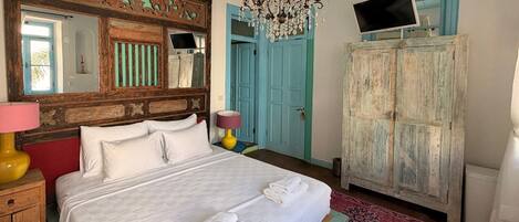Vintage Suite | Premium bedding, down comforters, minibar, in-room safe