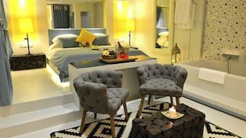 Deluxe Room | Peralatan tempat tidur premium, gebar bulu kapas, bar mini