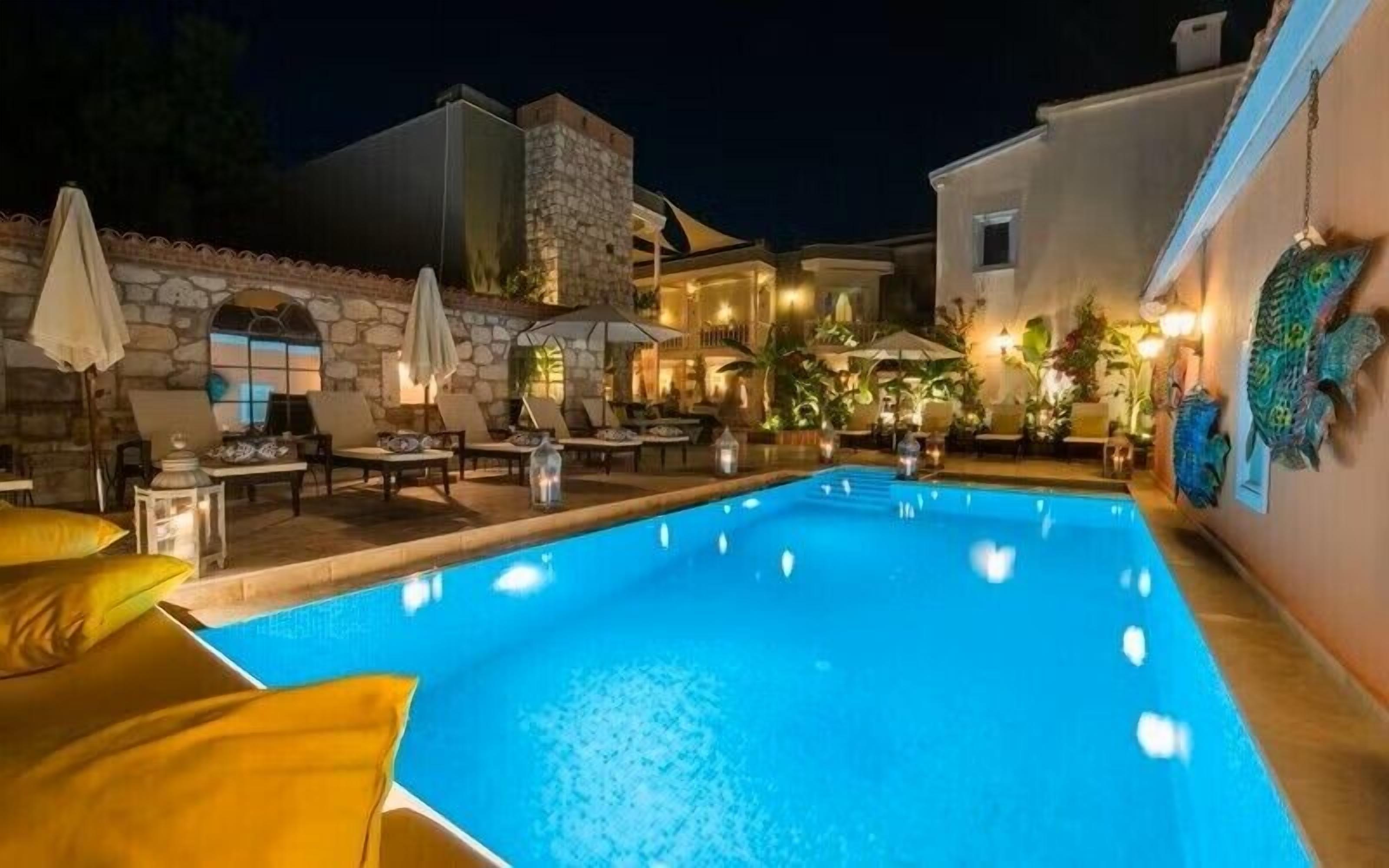 Una piscina techada, una piscina al aire libre