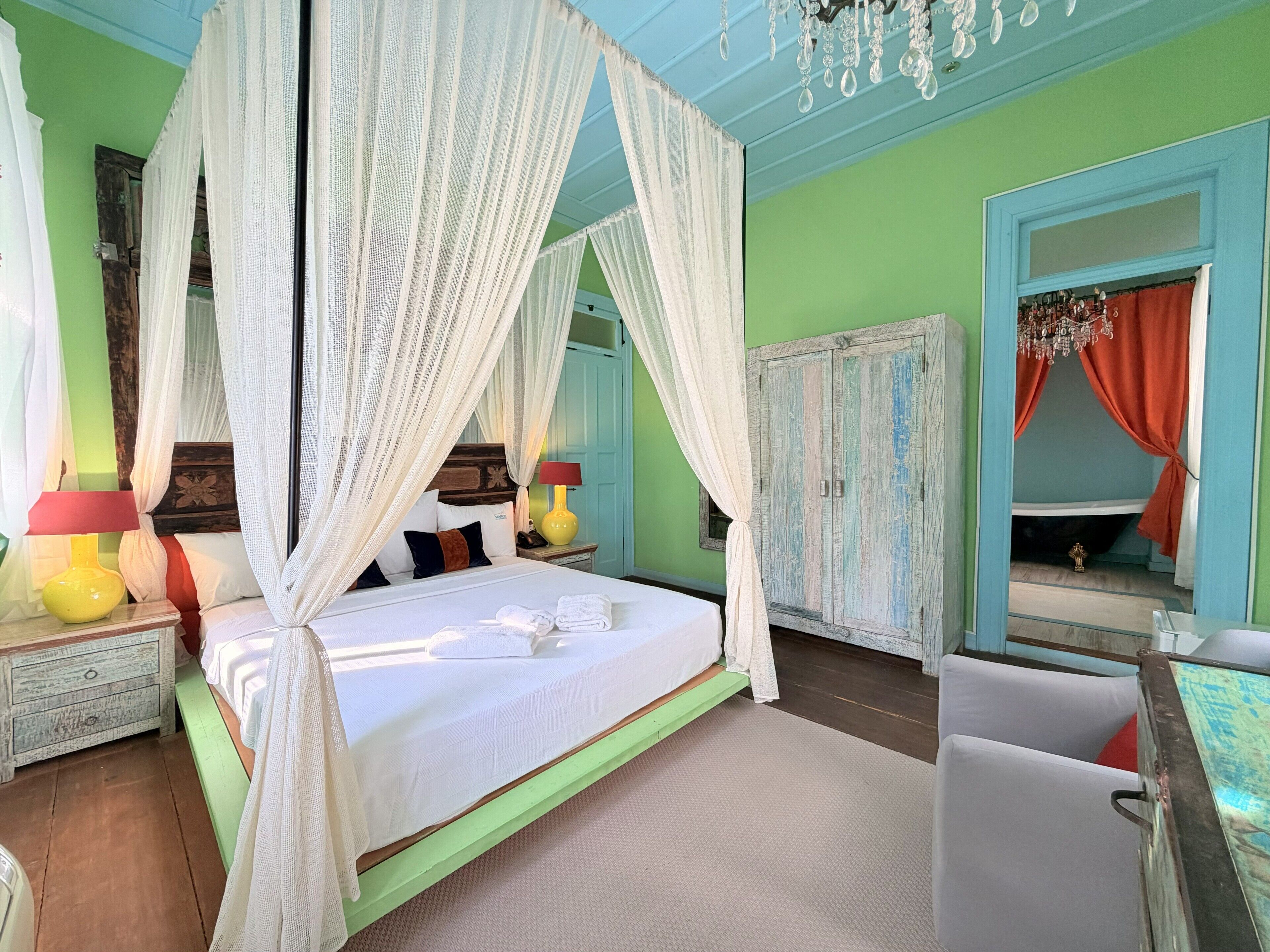 Vintage Suite | Ropa de cama de alta calidad, edredones de plumas, minibar y caja fuerte