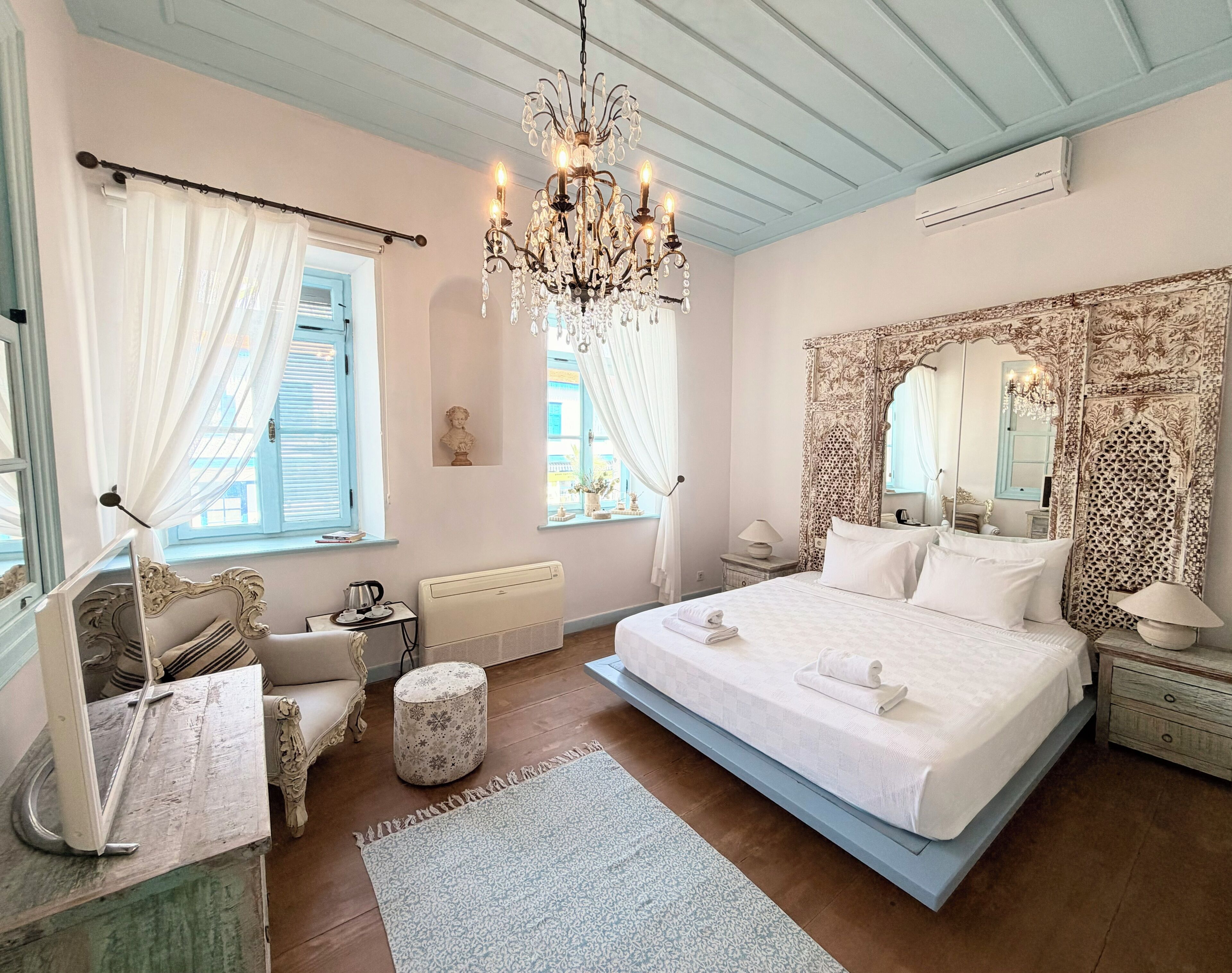 Premium bedding, down comforters, minibar, in-room safe