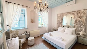 Vintage Suite | Premium bedding, down comforters, minibar, in-room safe