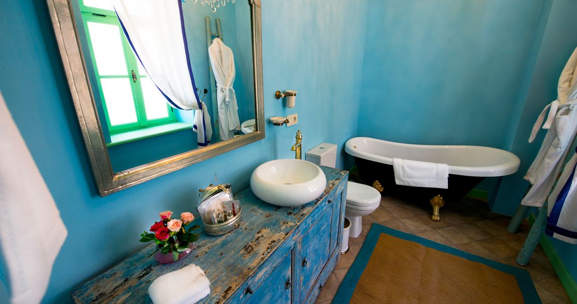 vintage suite | bathroom | shower, free toiletries, hair dryer, slippers