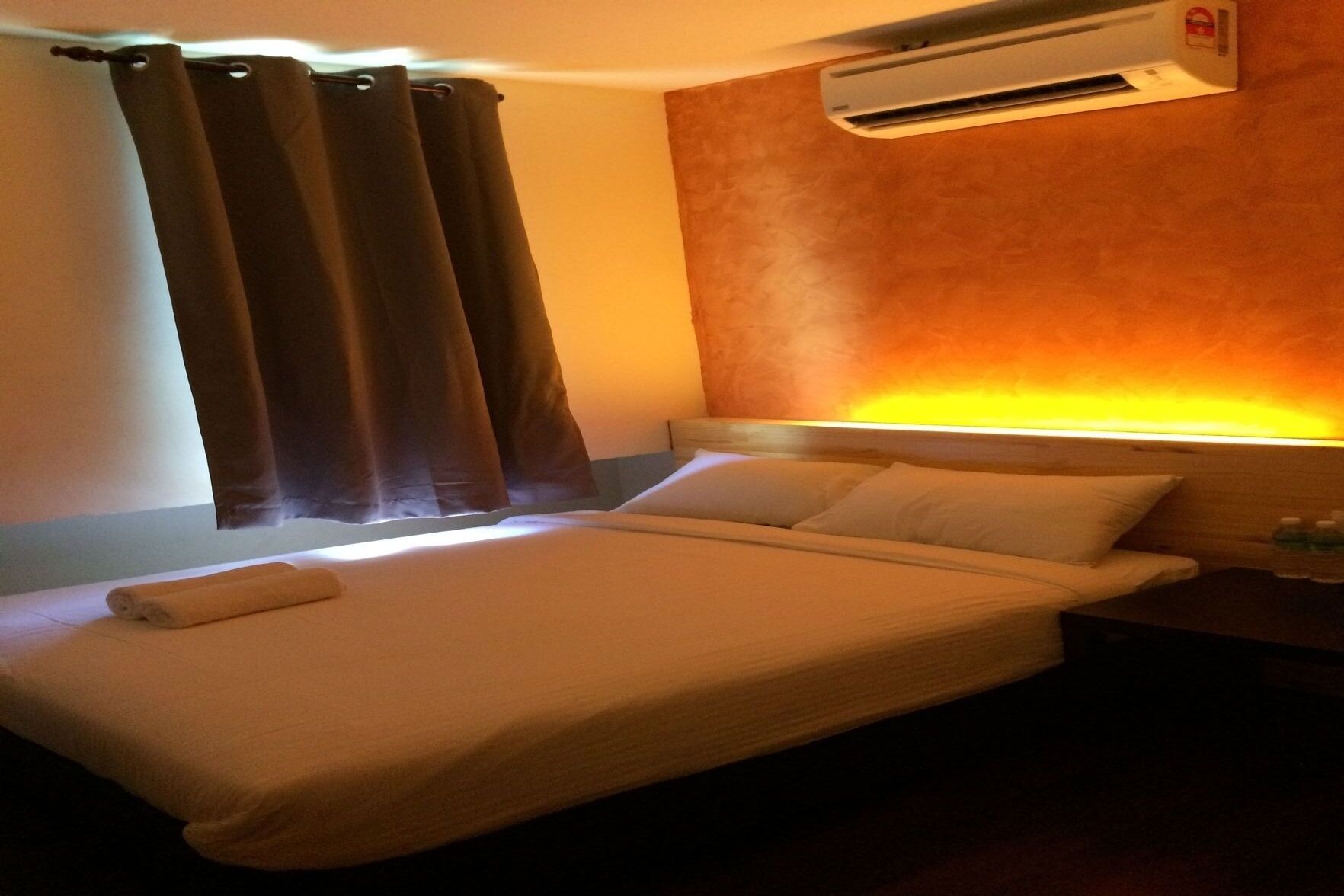 Meja kerja, kedap suara, dan Wi-Fi gratis